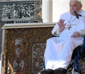 O Papa: na doença, Deus não nos deixa sozinhos. Francisco chega de surpresa à Praça