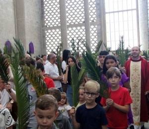 Procissão e celebração do Domingo de Ramos dão início à Semana Santa