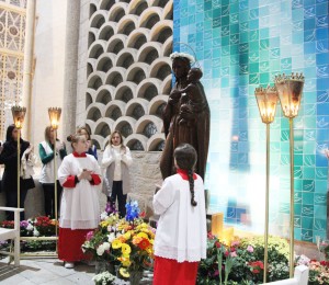 Maio encerra com coroação a Nossa Senhora