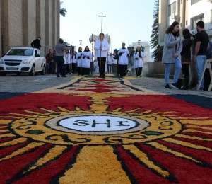 Multidão acompanha celebração de Corpus Christi na Paróquia São Luís Gonzaga