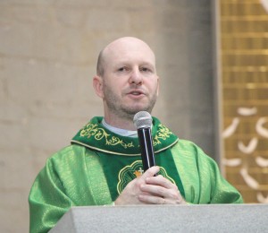 Fiéis lotam igreja para homenagear padre Diomar em sua missa de despedida da Paróquia São Luís Gonzaga