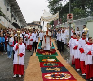 Paróquia São Luís Gonzaga celebra Corpus Christi com missa e tradicional confecção de tapetes