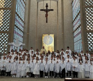 Matriz São Luís Gonzaga celebra Primeira Eucaristia de 118 adolescentes