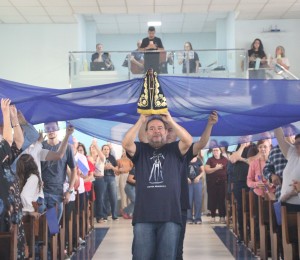 Comunidade celebra Nossa Senhora Aparecida e agradece pela reconstrução da igreja após vendaval