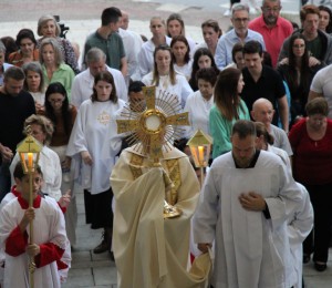 Centenas de fiéis acompanham a missa de Páscoa na Matriz São Luís Gonzaga