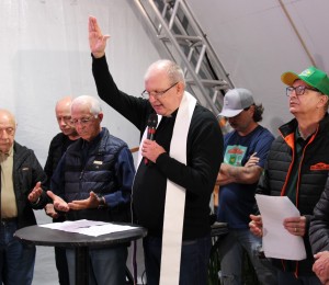 Pároco da Paróquia São Luís Gonzaga participa da abertura da 32ª Fenajeep