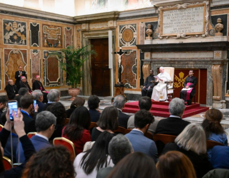 Papa: nenhum jovem deve ser deixado 