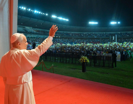 O Papa: a luz da caridade, cultivada nos lares e vivida na fé, pode transformar o mundo