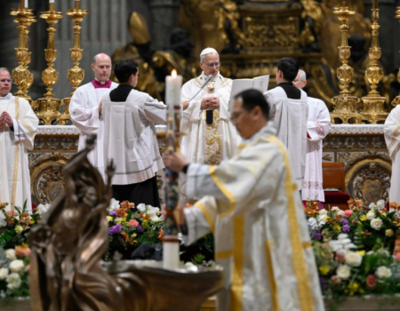O Papa: ressuscitados com Cristo, podemos dar vida a um mundo novo, de paz e de unidade