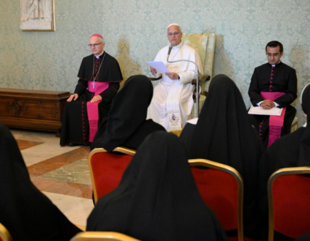O Papa: no silêncio, cultivar a atenção e ser sensível à voz de quem é ignorado