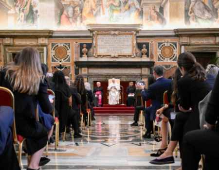 O Papa: a autoridade não se baseia em cargos e títulos, mas na liberdade de servir