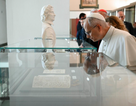 Papa aos universitários: sejam artesãos de paz, o rearmamento enriquece as elites