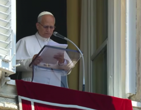 Papa: obcecados por ter e possuir, Jesus nos convida a abraçar a Cruz