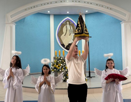 Fiéis lotam igreja do Steffen para celebrar Nossa Senhora Aparecida