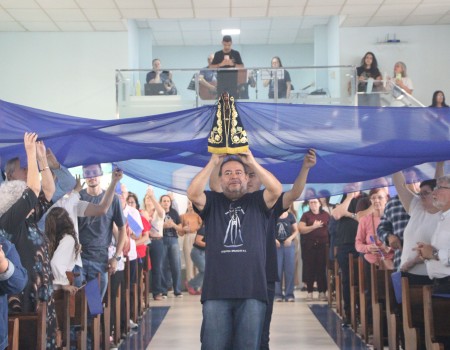 Comunidade celebra Nossa Senhora Aparecida e agradece pela reconstrução da igreja após vendaval