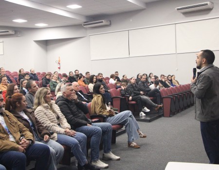 'Família, vocação divina': Palestra reúne comunidade para discutir os desafios da vida familiar