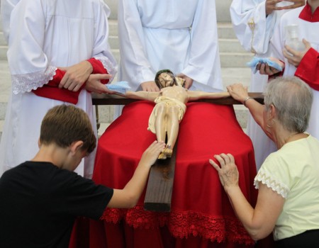 Tríduo Pascal: Silêncio, oração e reflexão marcam a Sexta-feira Santa