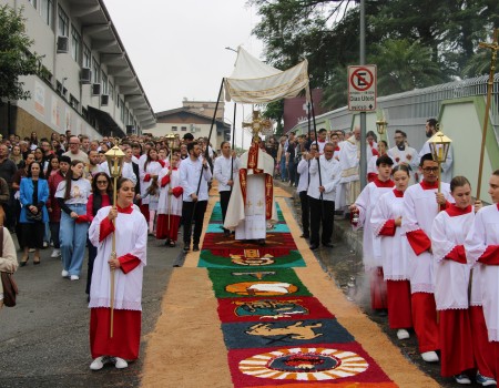 Paróquia São Luís Gonzaga celebra Corpus Christi com missa e tradicional confecção de tapetes