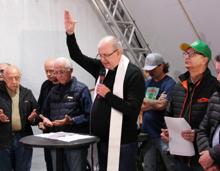 Pároco da Paróquia São Luís Gonzaga participa da abertura da 32ª Fenajeep