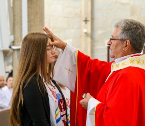 Mais de 100 adolescentes recebem o sacramento da Crisma