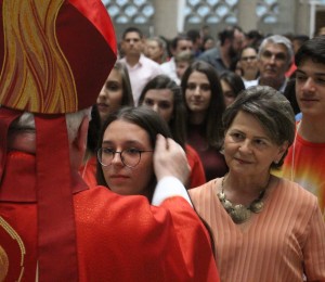 Mais de 250 jovens recebem o sacramento da Crisma