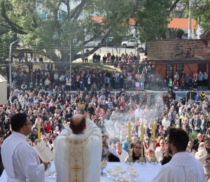 Multidão acompanha celebração de Corpus Christi na Paróquia São Luís Gonzaga