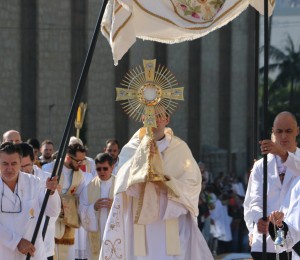 Mais de 3 mil pessoas participam da celebração de Corpus Christi