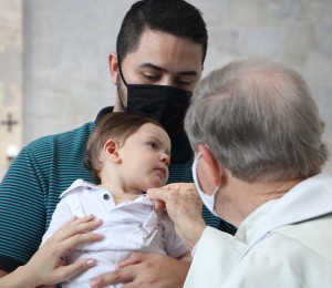 Crianças voltam a receber o sacramento do Batismo