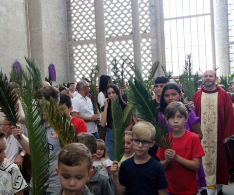 Procissão e celebração do Domingo de Ramos dão início à Semana Santa